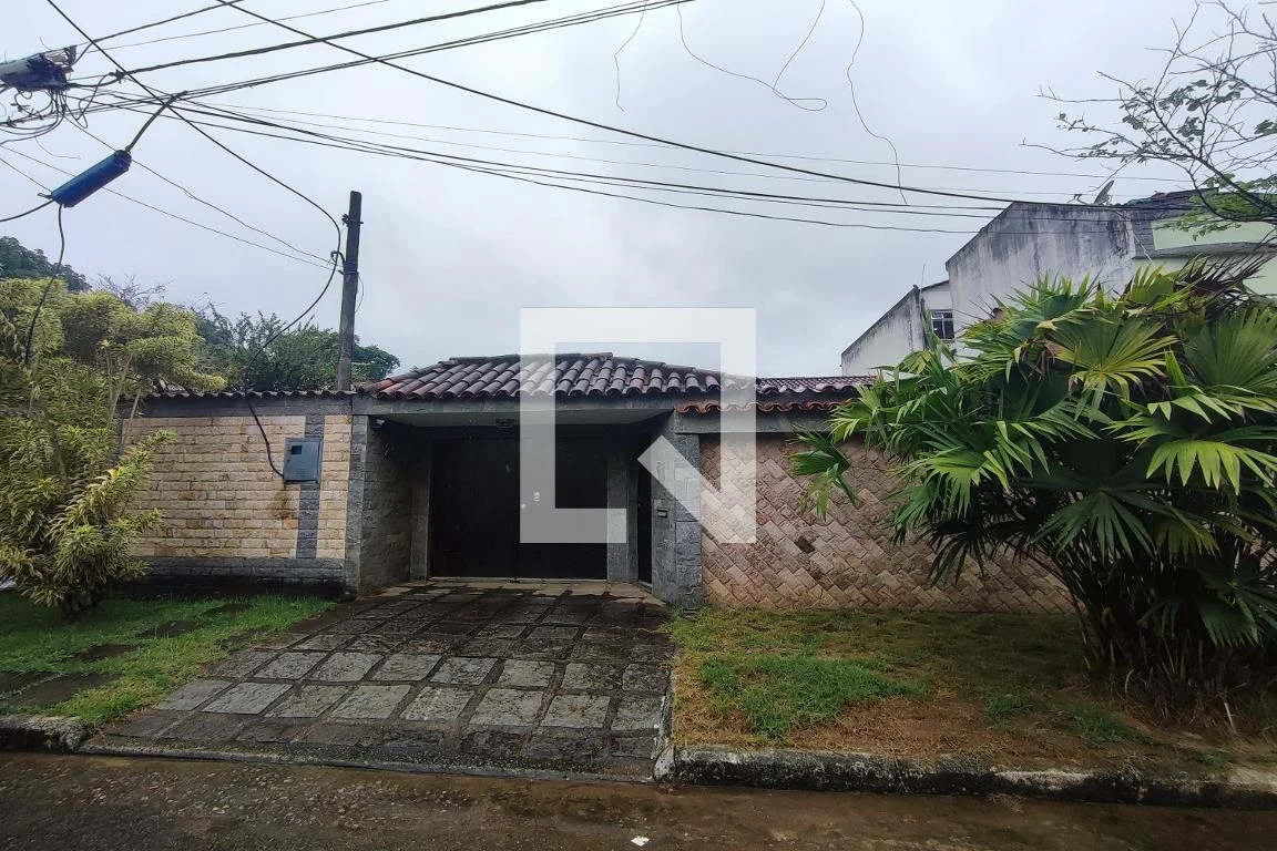 House with 3 bedrooms and a private backyard — photo 10