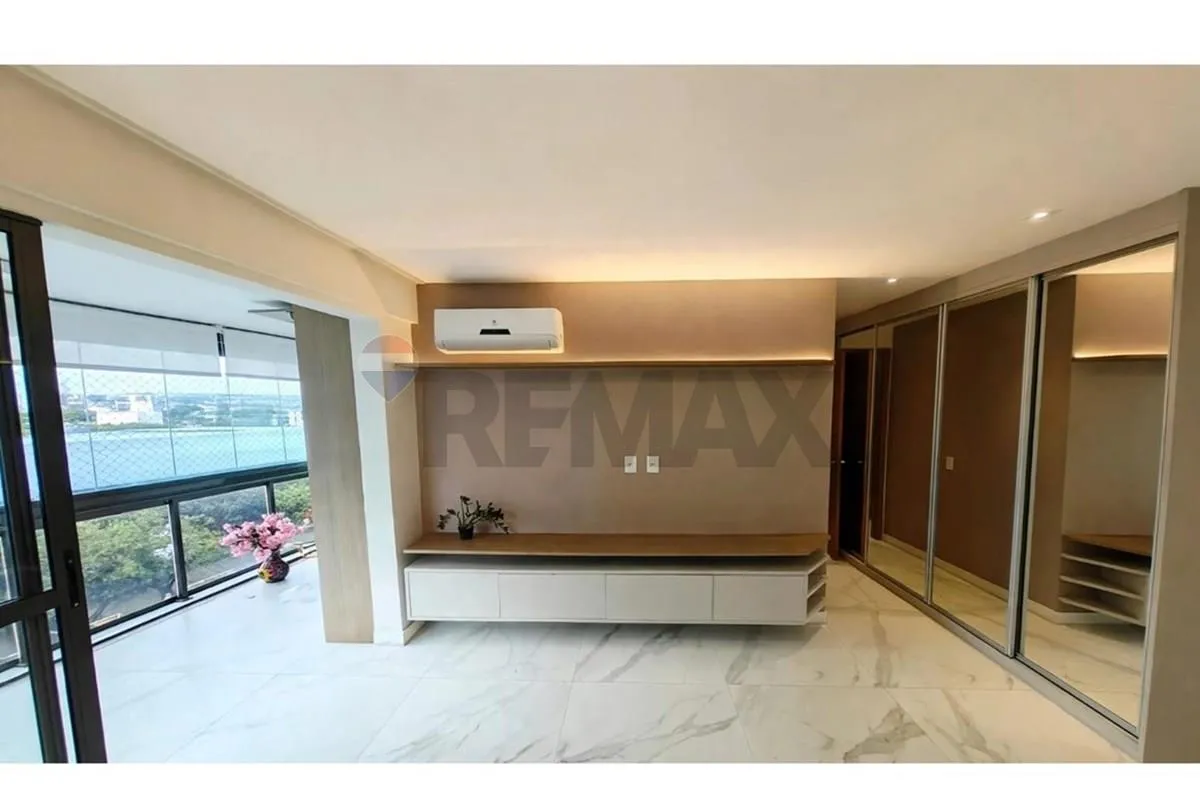 4-bedroom apartment with a water view