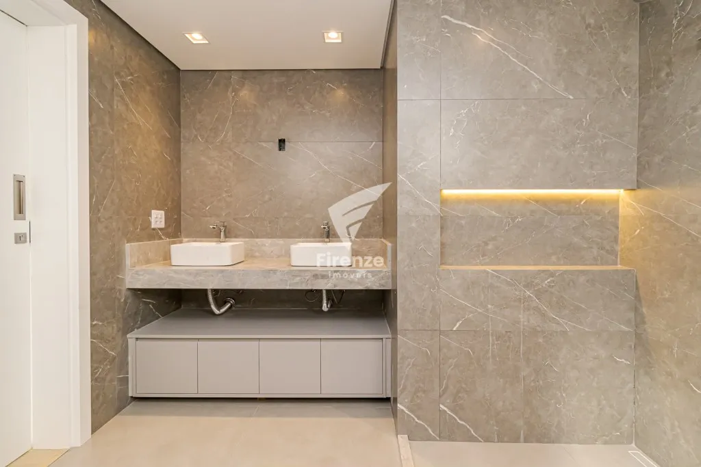 Furnished house with 4 bedrooms and 320 m² — photo 91