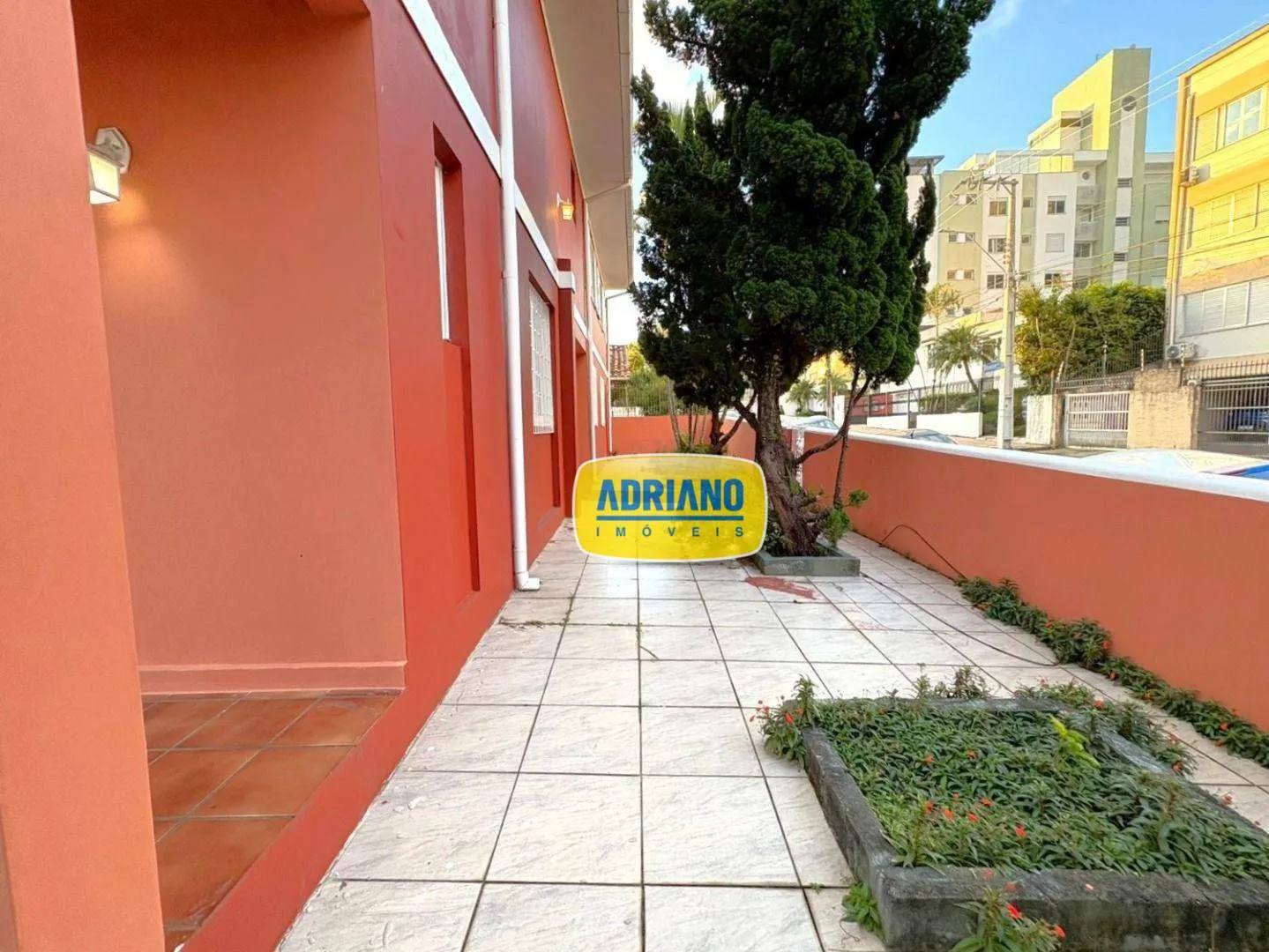 House with 5 bedrooms and 4 parking spaces, 400 m² — photo 13