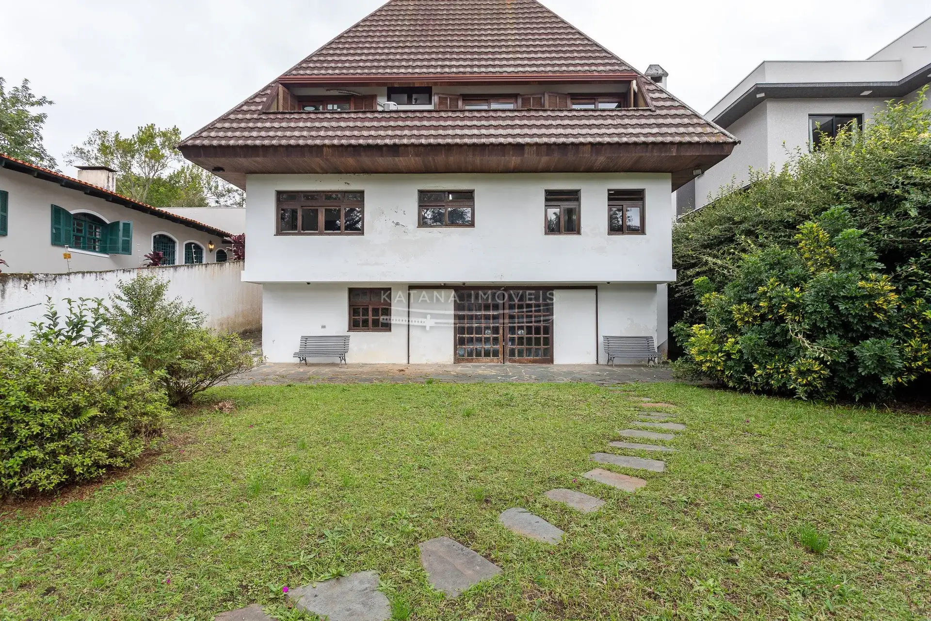 House with a closed kitchen and gas stove, 4 bedrooms — photo 37