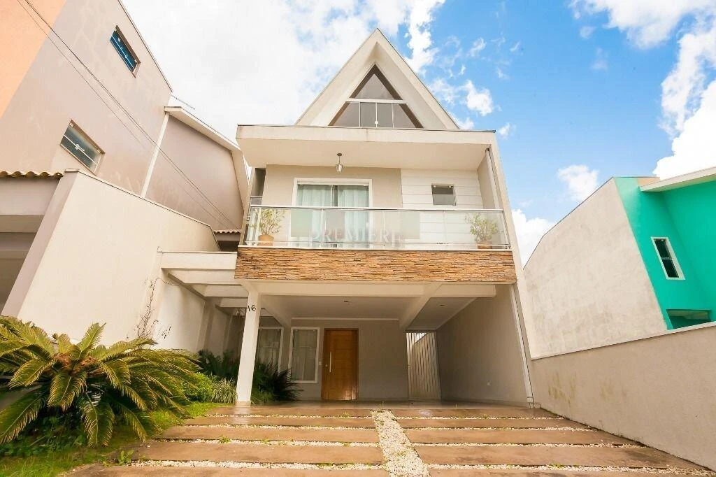 4-bedroom house with a walk-in closet in Curitiba
