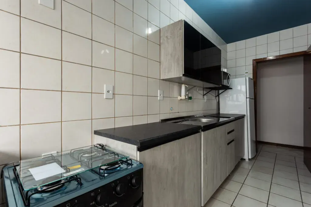 Apartamento mobiliado com 1 quarto e 1 banheiro e varanda