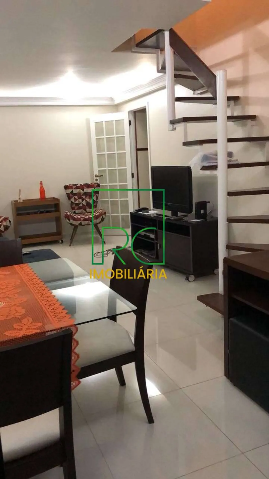 Furnished 2-bedroom duplex-style apartment with 1 parking — photo 6