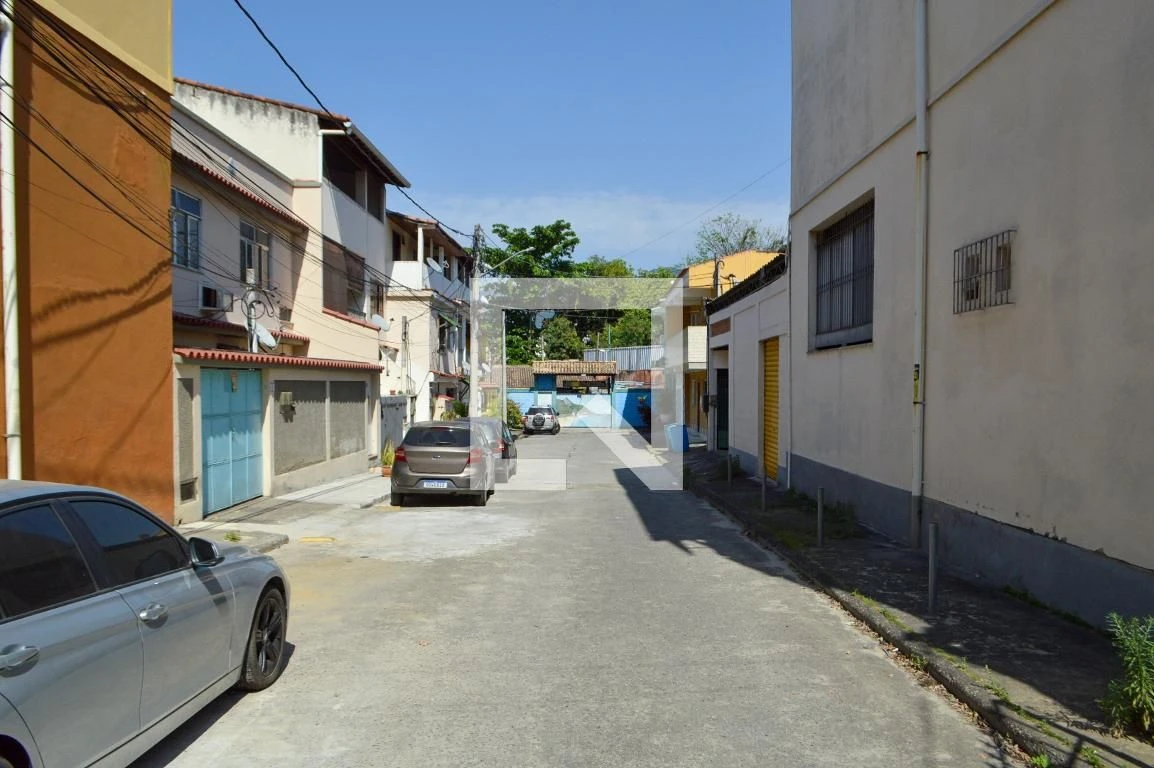 Casa de condomínio com 2 quartos e banheiro com box de vidro