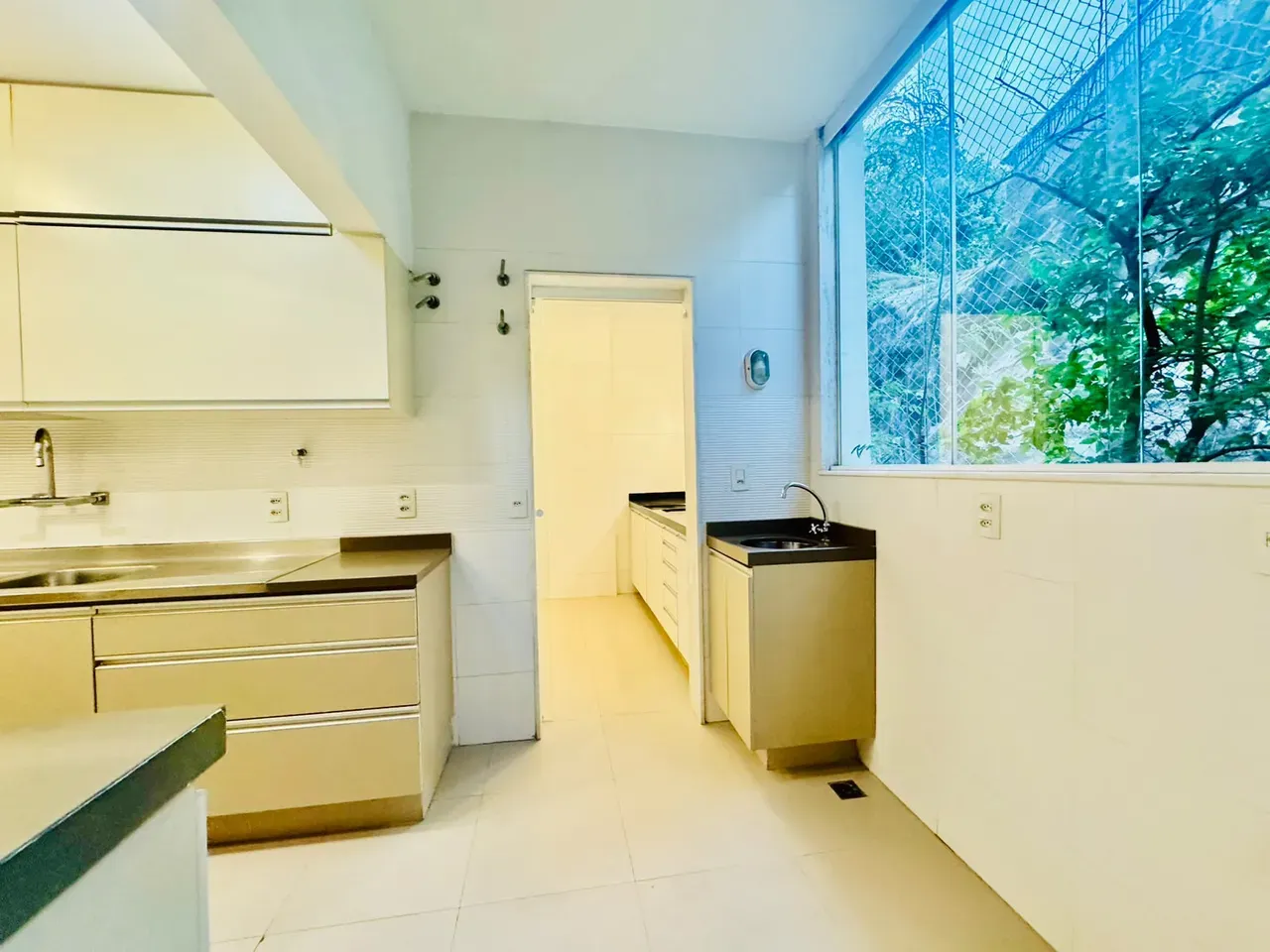 4-bedroom apartment with wood or laminate floors — photo 39