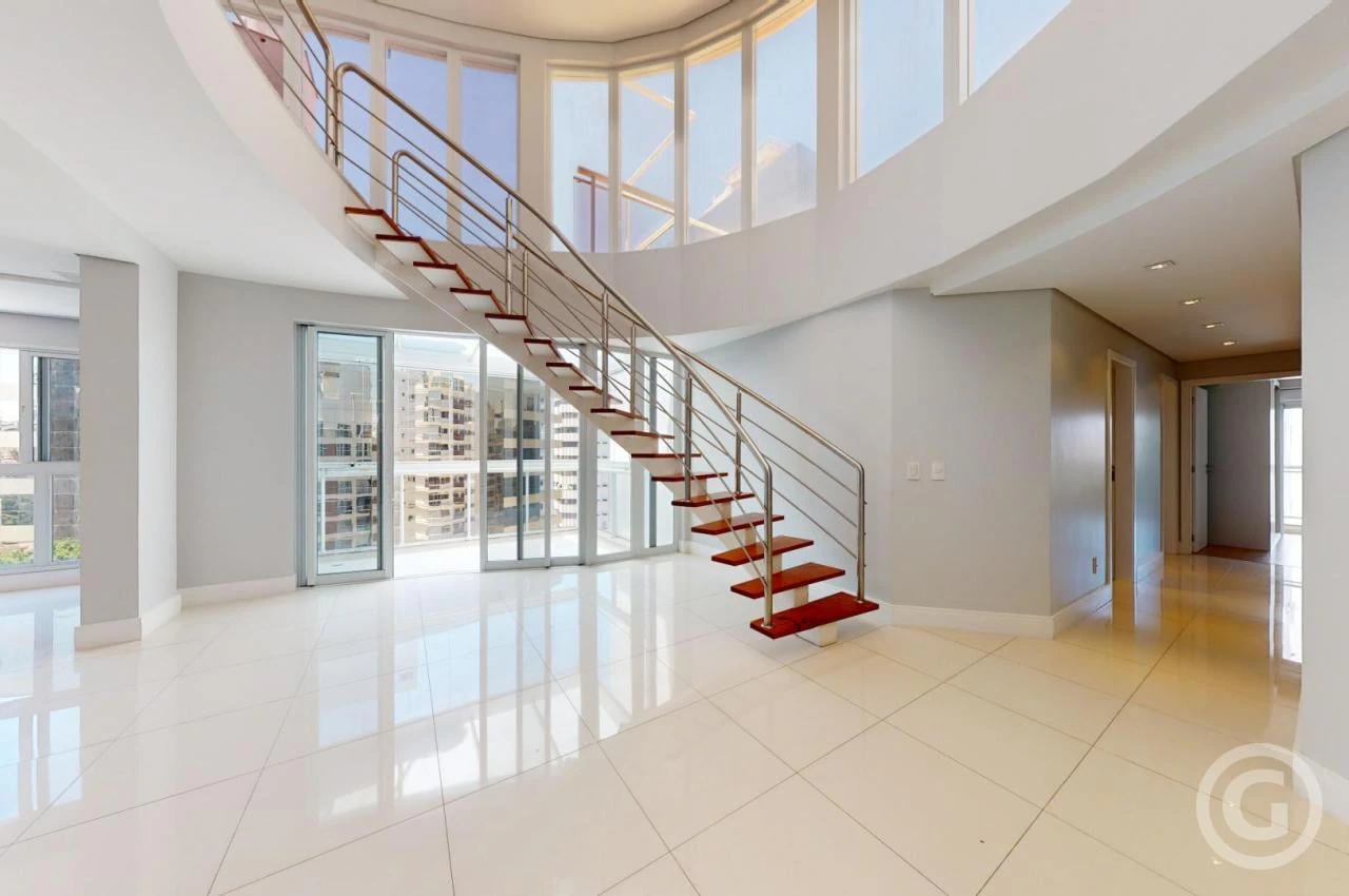 325 m² apartment with 4 en-suite bedrooms and 5 parking