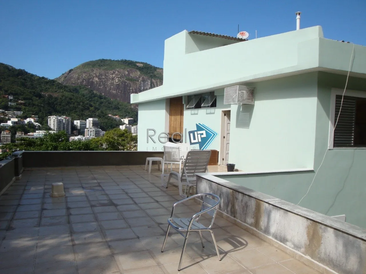 House with 3 bedrooms and 600 m² plus private BBQ terrace — photo 38