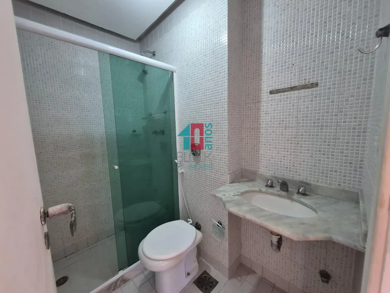 Wood or laminate floors in a 2-bedroom apartment, 83 m² — photo 9