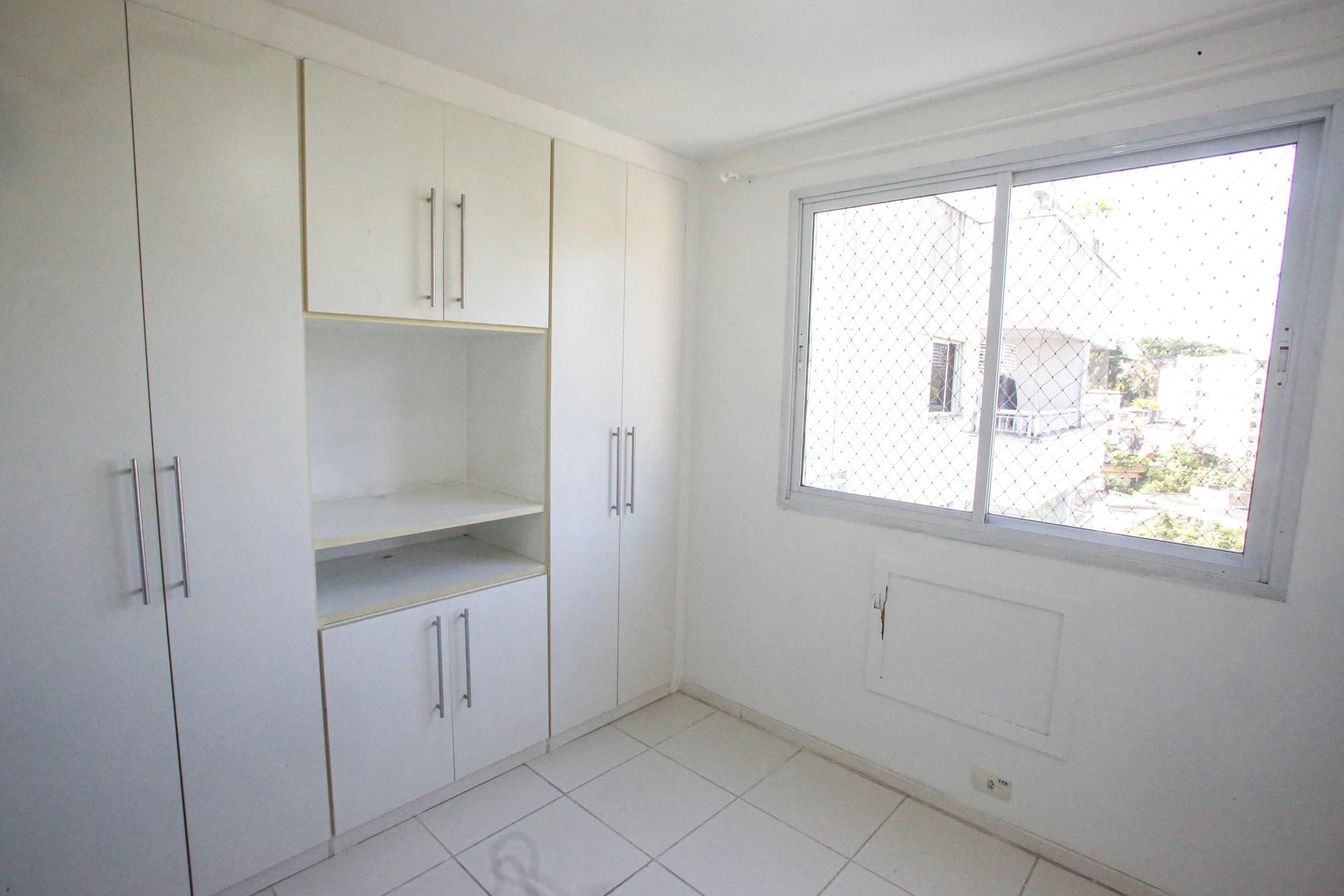 Glass-enclosed balcony in a 3-bedroom apartment, 131 m² — photo 3