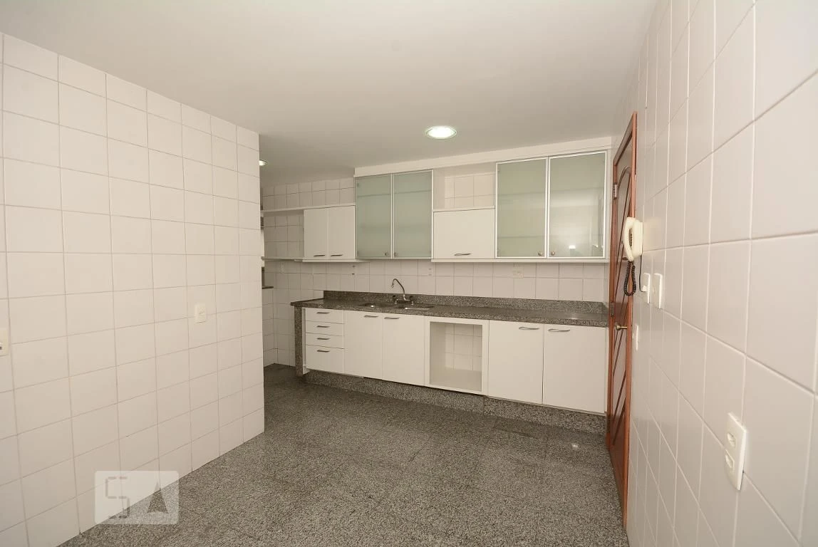 4-bedroom apartment in a building with a pool — photo 16