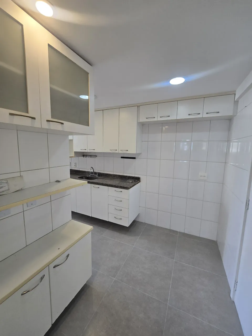 4-bedroom apartment with 3 bathrooms and a balcony — photo 2