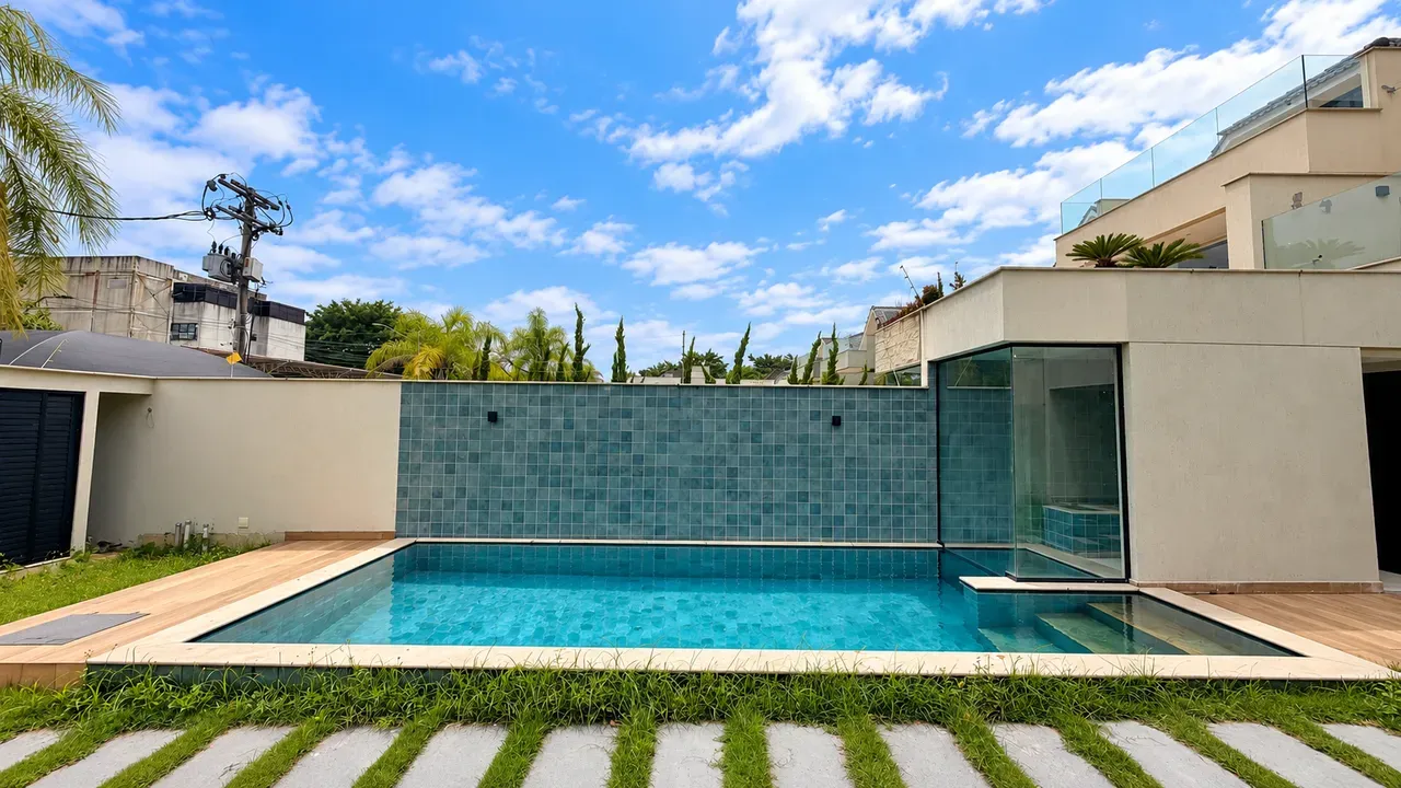 House, 360 m², with floor-to-ceiling windows — photo 10