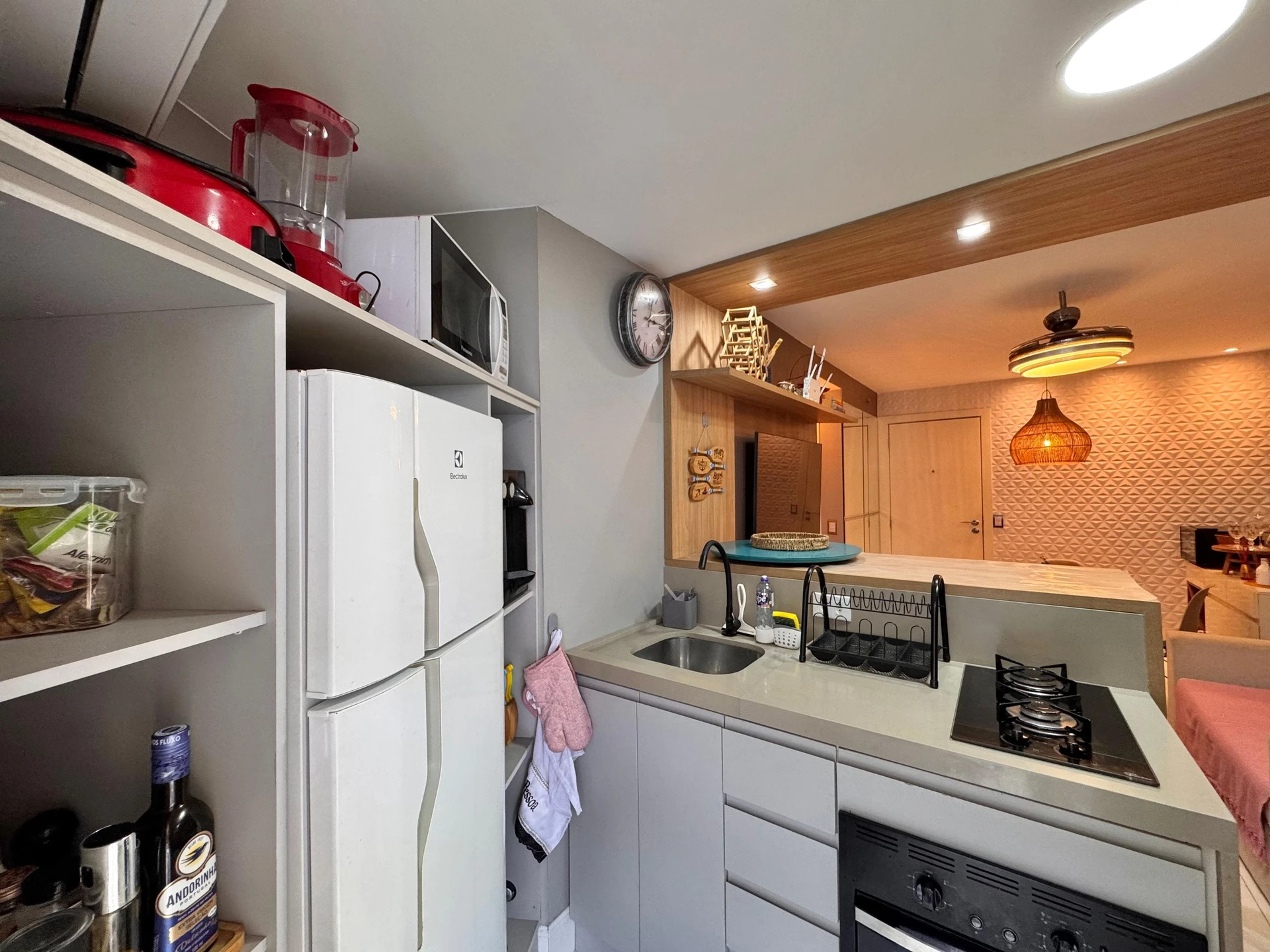 Furnished 1-bedroom apartment with a glass balcony — photo 16