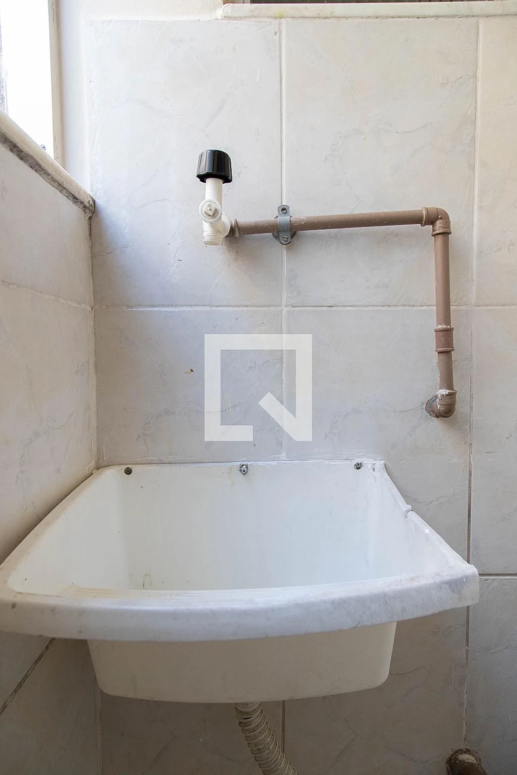 Unfurnished 1-bedroom apartment with a glass shower — photo 22