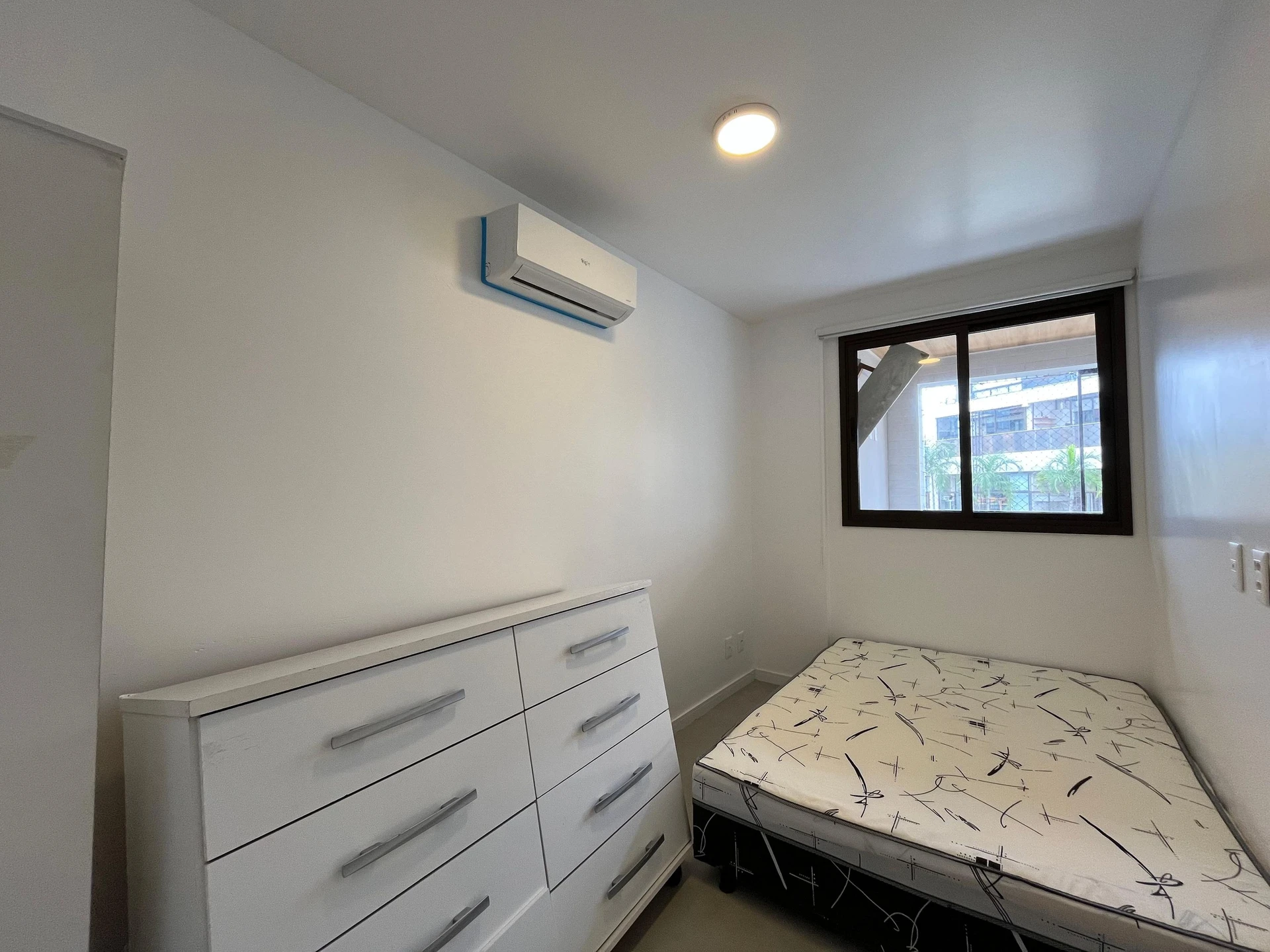 Furnished apartment, 89 m², with a glass-enclosed balcony — photo 21