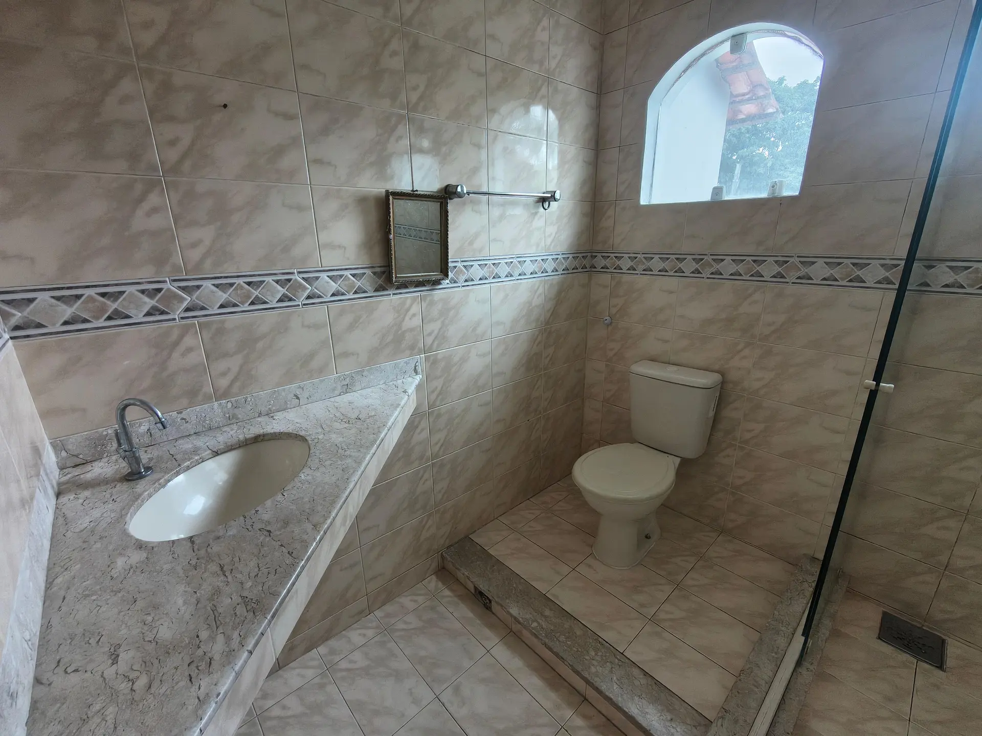 House with 3 bedrooms and an enclosed balcony — photo 25