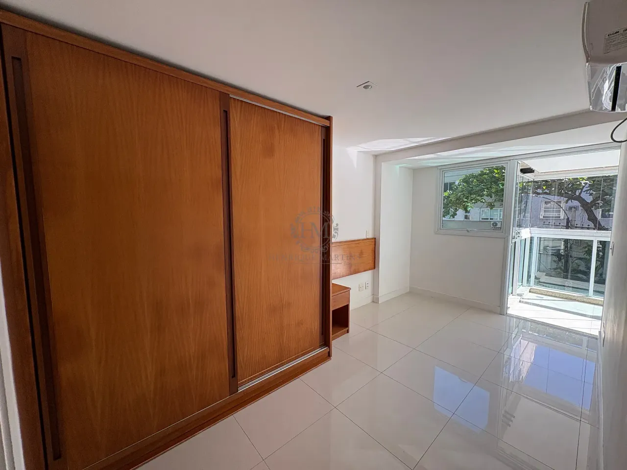 4-bedroom apartment with enclosed glass balcony — photo 5