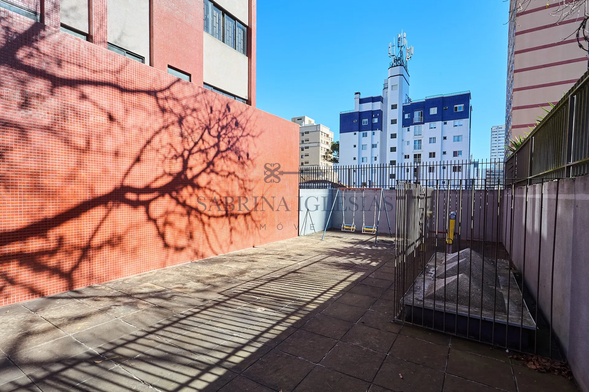 Unfurnished 94 m² apartment with balcony and air conditioning — photo 23