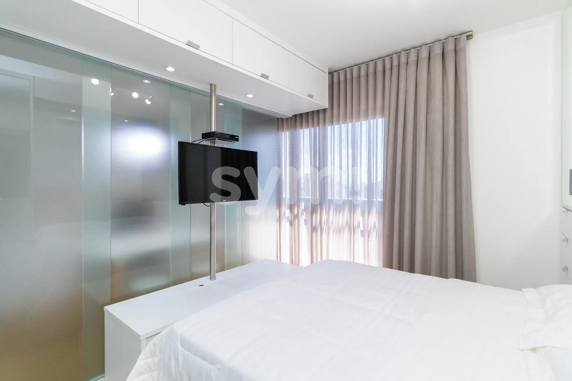 Furnished 1-bedroom apartment with a glass-enclosed balcony — photo 98