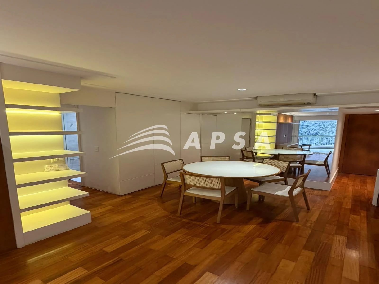 Balcony with a grill in a 2-bedroom apartment, 98 m² — photo 7
