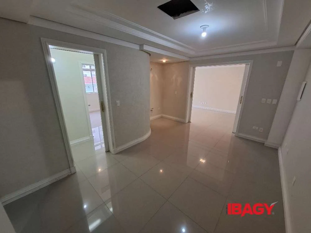 2-bedroom apartment with 1 en-suite and 2 bathrooms — photo 4