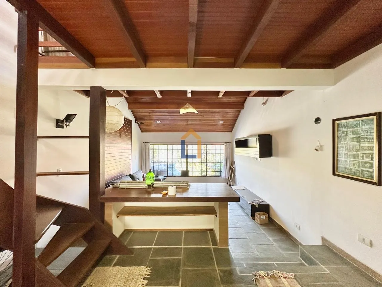 400 m² house with floor-to-ceiling windows and a fireplace