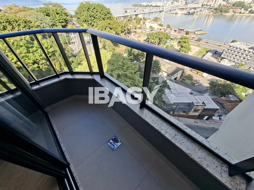 Studio with a glassed-in balcony and open-plan kitchen — photo 84