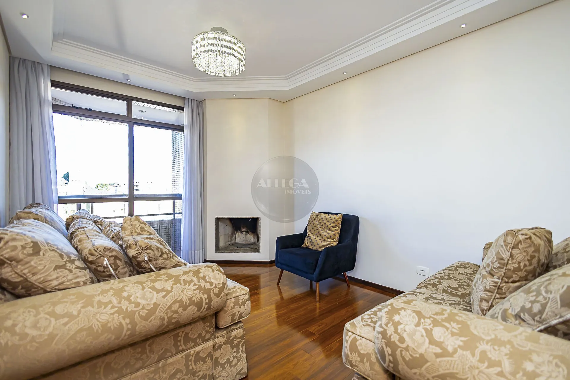 Apartamento com 4 quartos e piso de madeira na sala — photo 4