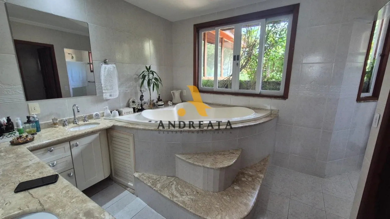 Casa de 307 m² com janelas do piso ao teto e banheira — photo 4