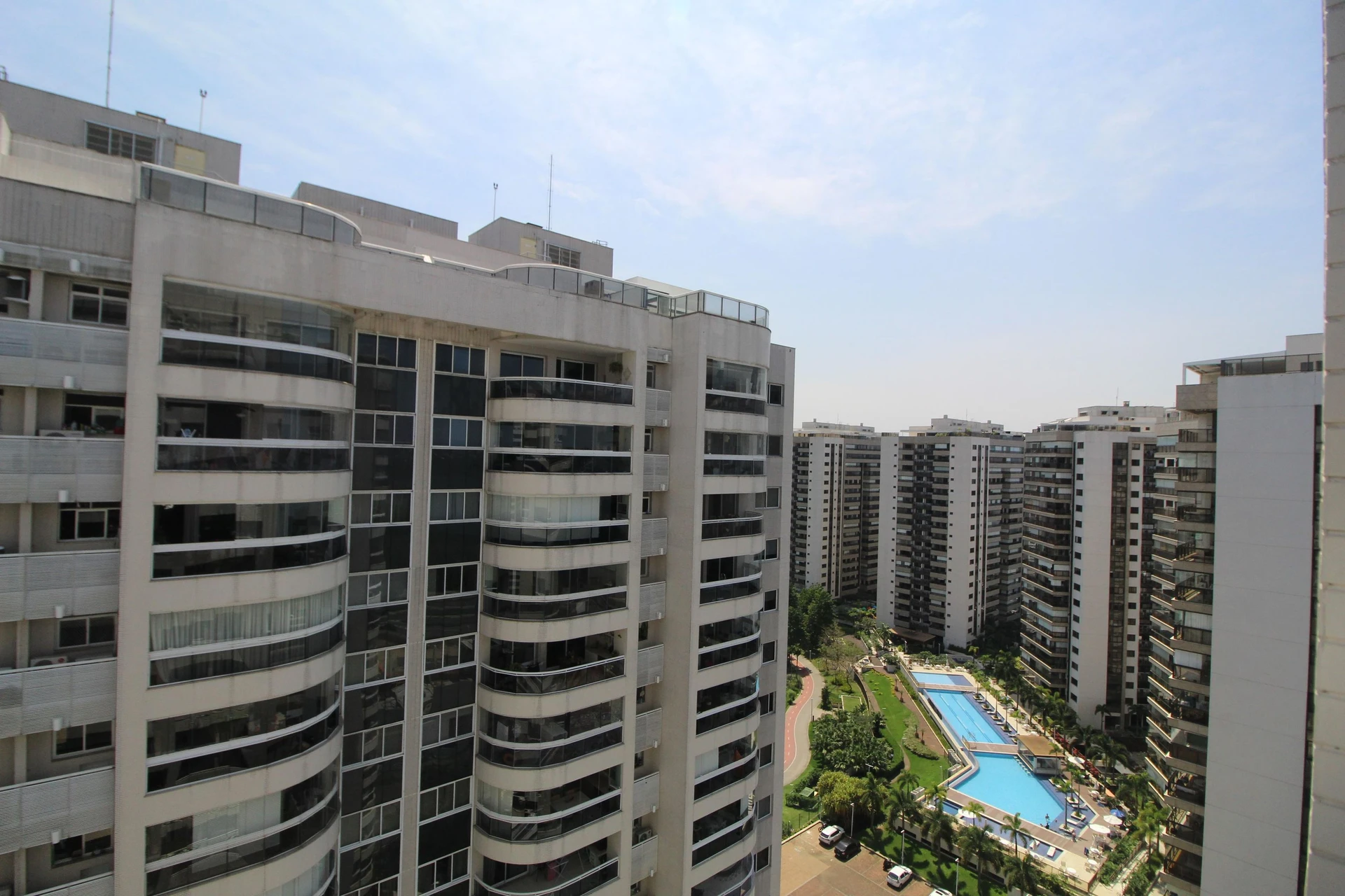 Balcony with a grill in a 2-bedroom apartment, 90 m² — photo 39