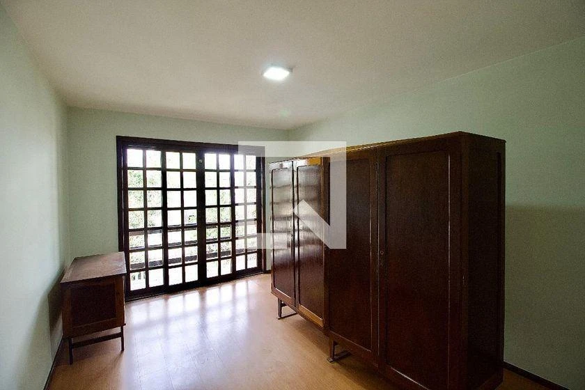4-bedroom house with wood or laminate floors in Curitiba — photo 37
