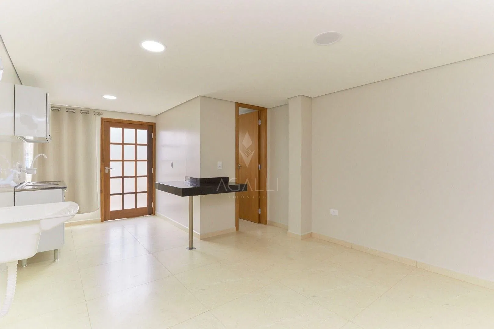 25 m² unfurnished studio with glass shower stall — photo 2