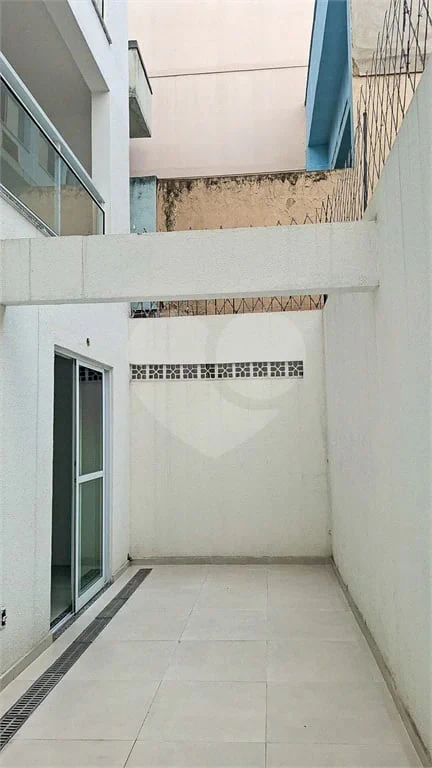 Glass-enclosed balcony in a one-bedroom apartment, 68 m² — photo 27