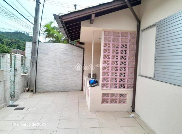 House with 2 bedrooms and a service area with a sink — photo 7