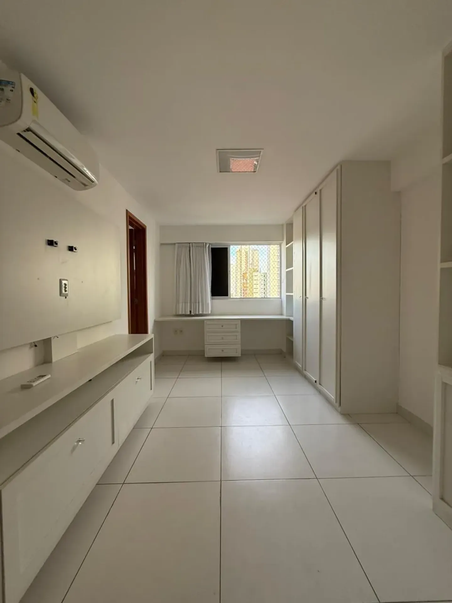 4-bedroom apartment with a glass-enclosed balcony — photo 17