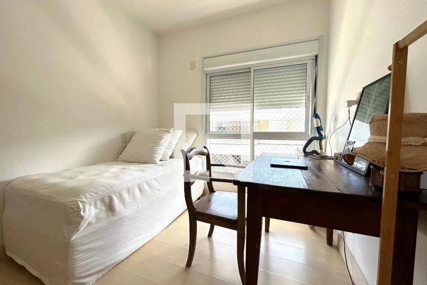 Furnished apartment, 196 m², with a glass-enclosed balcony — photo 37
