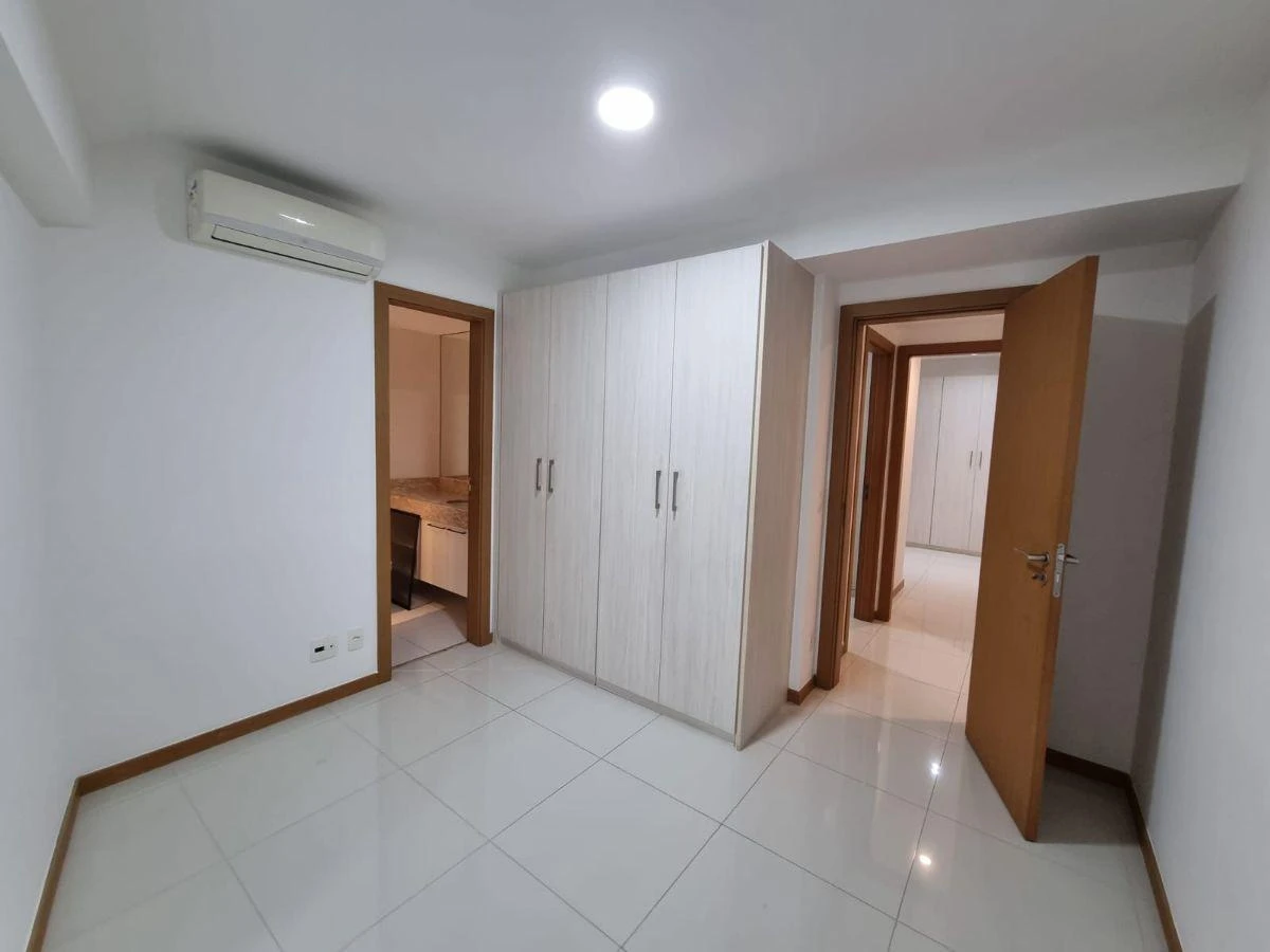 4-bedroom apartment in a building with a sauna — photo 37
