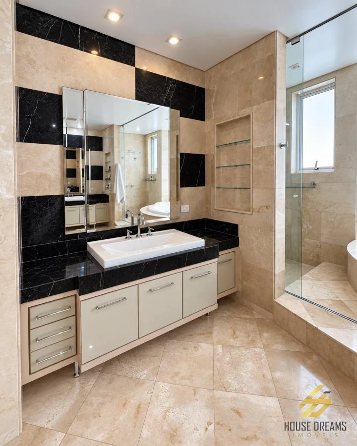 344 m² apartment with a walk-in closet and a bathtub — photo 13
