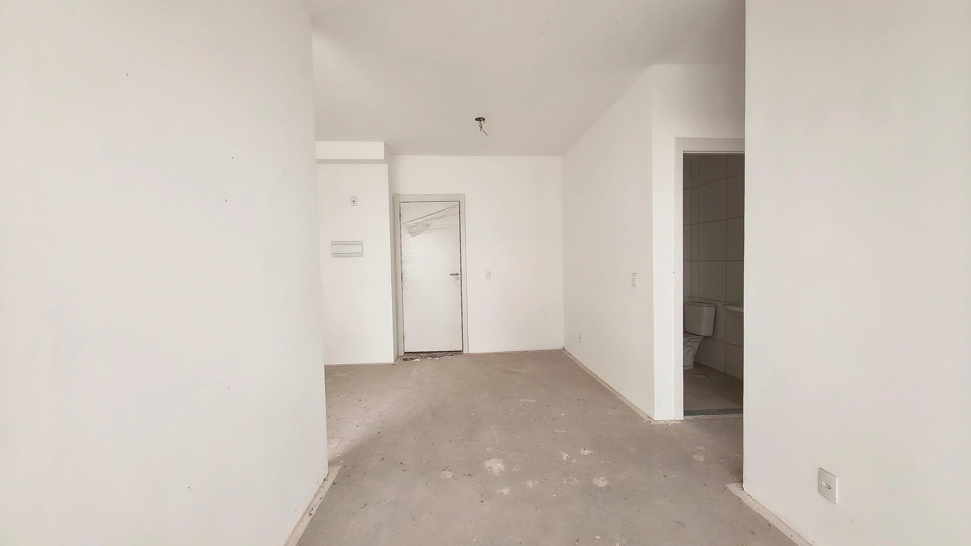 2-bedroom apartment in a building with a gym — photo 21