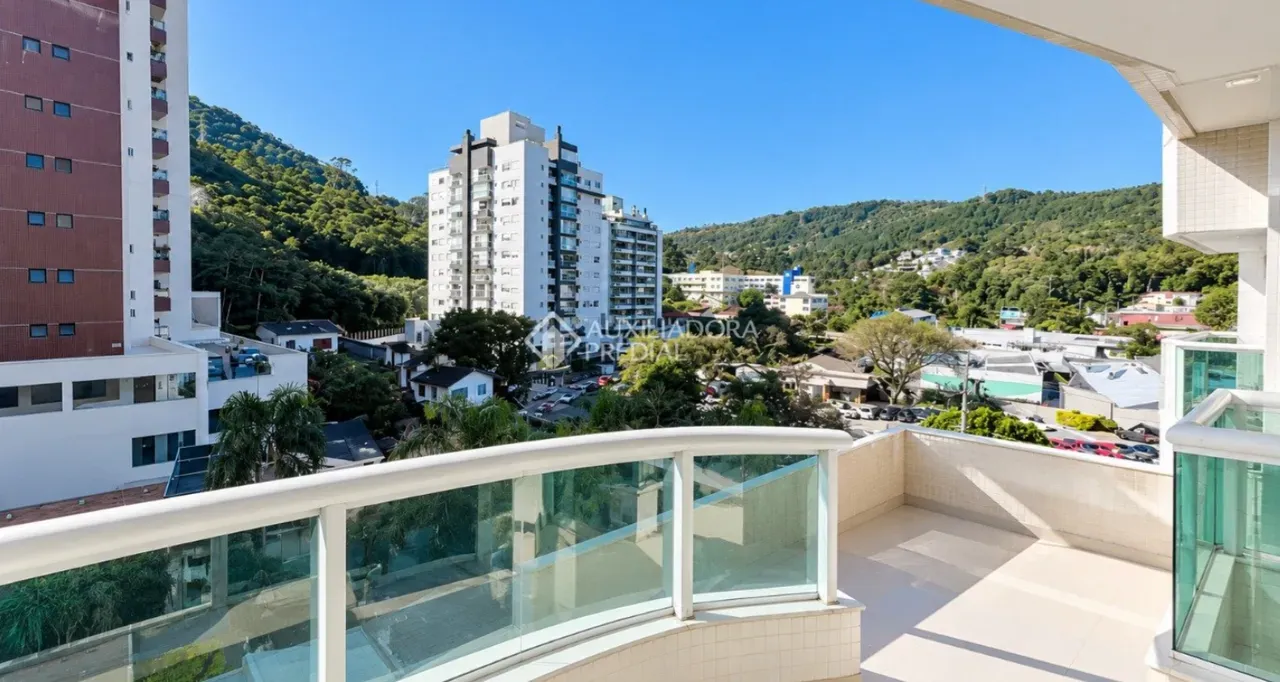 Balcony with a grill in a 4-bedroom apartment, 125 m² — photo 3