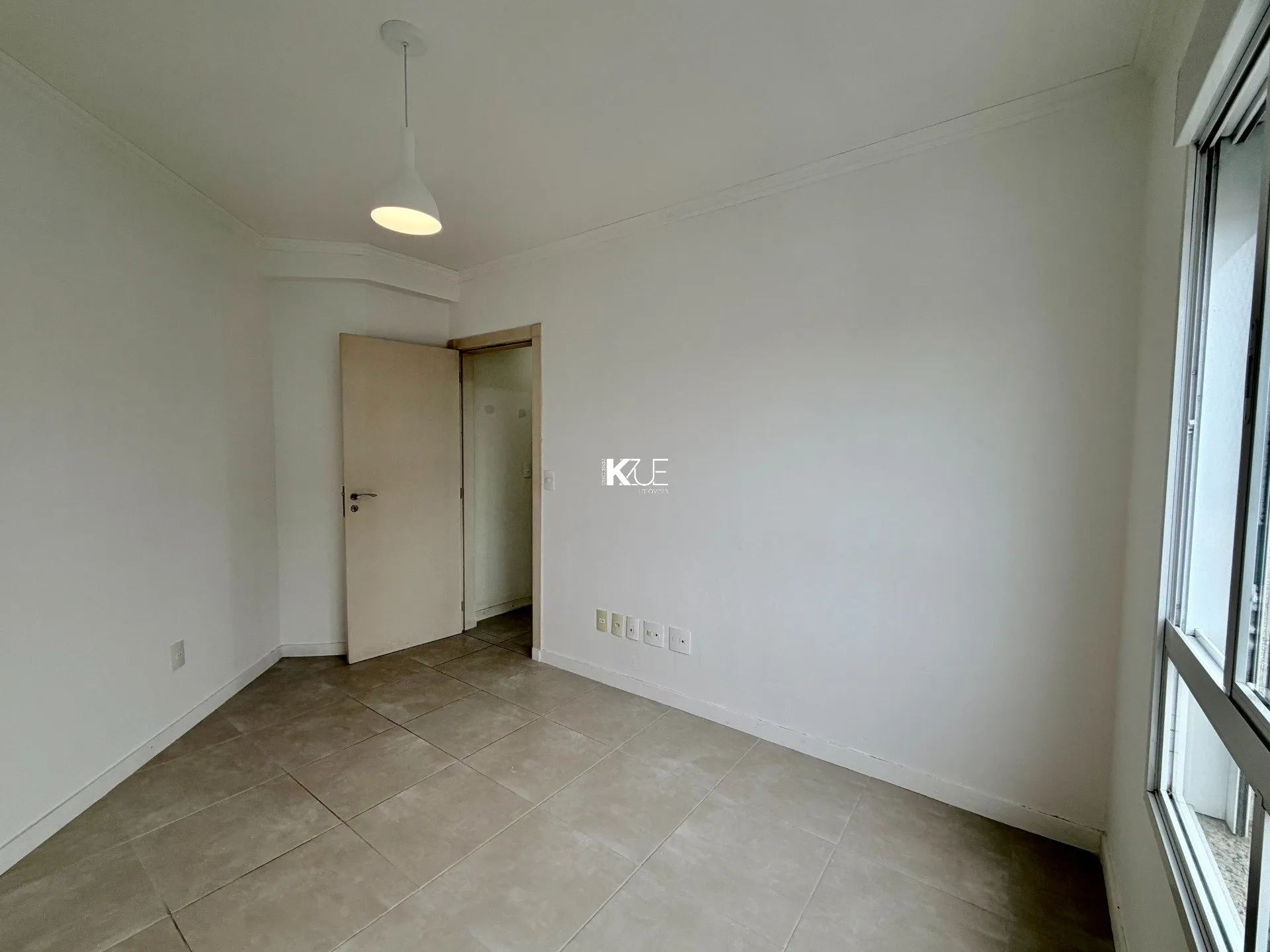 Balcony with a grill in a 2-bedroom apartment, 83 m² — photo 16