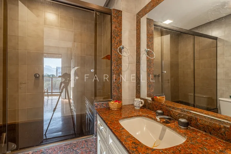 Furnished apartment with 3 bedrooms and 4 bathrooms — photo 18