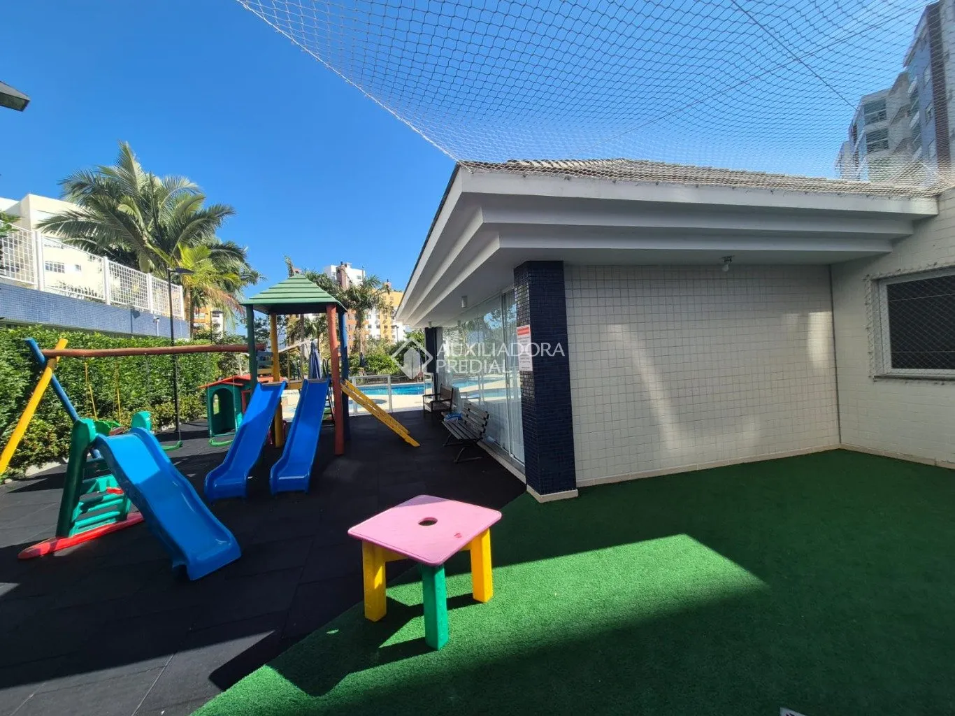 Furnished apartment with 3 bedrooms and 137 m² — photo 31