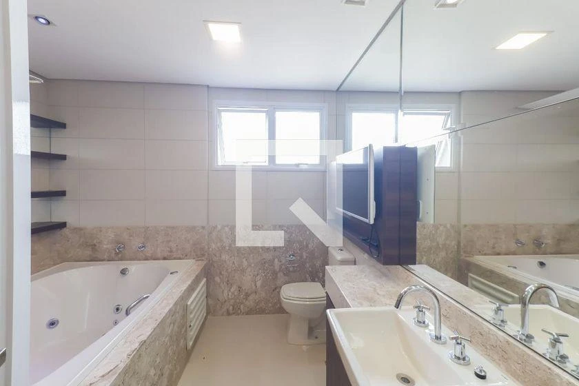266 m² apartment with a bathtub and a walk-in closet — photo 16
