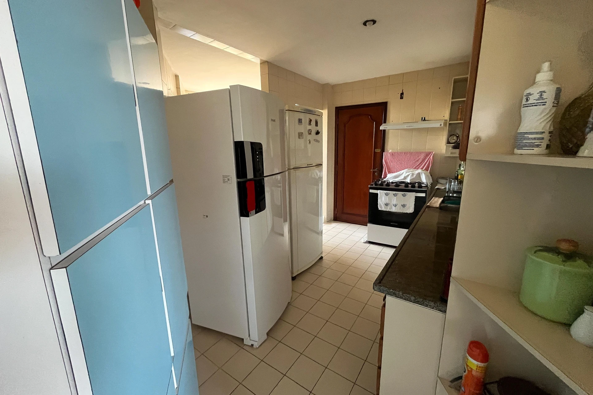 Furnished 3-bedroom apartment with laundry area — photo 11