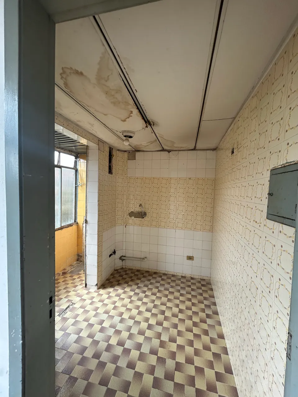 2-bedroom apartment with wood floors and no parking — photo 2