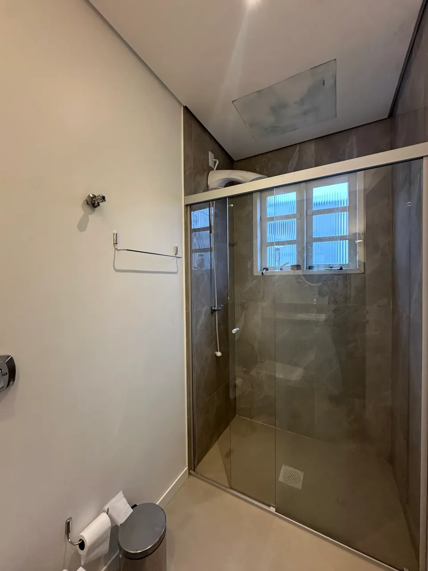 Casa de 320 m² com janelas do piso ao teto e lareira — photo 32