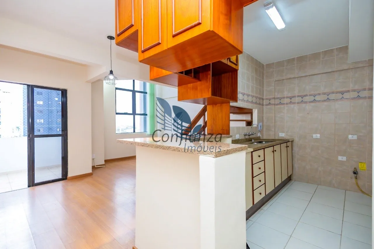 Apartamento de 2 quartos com piso de madeira ou laminado