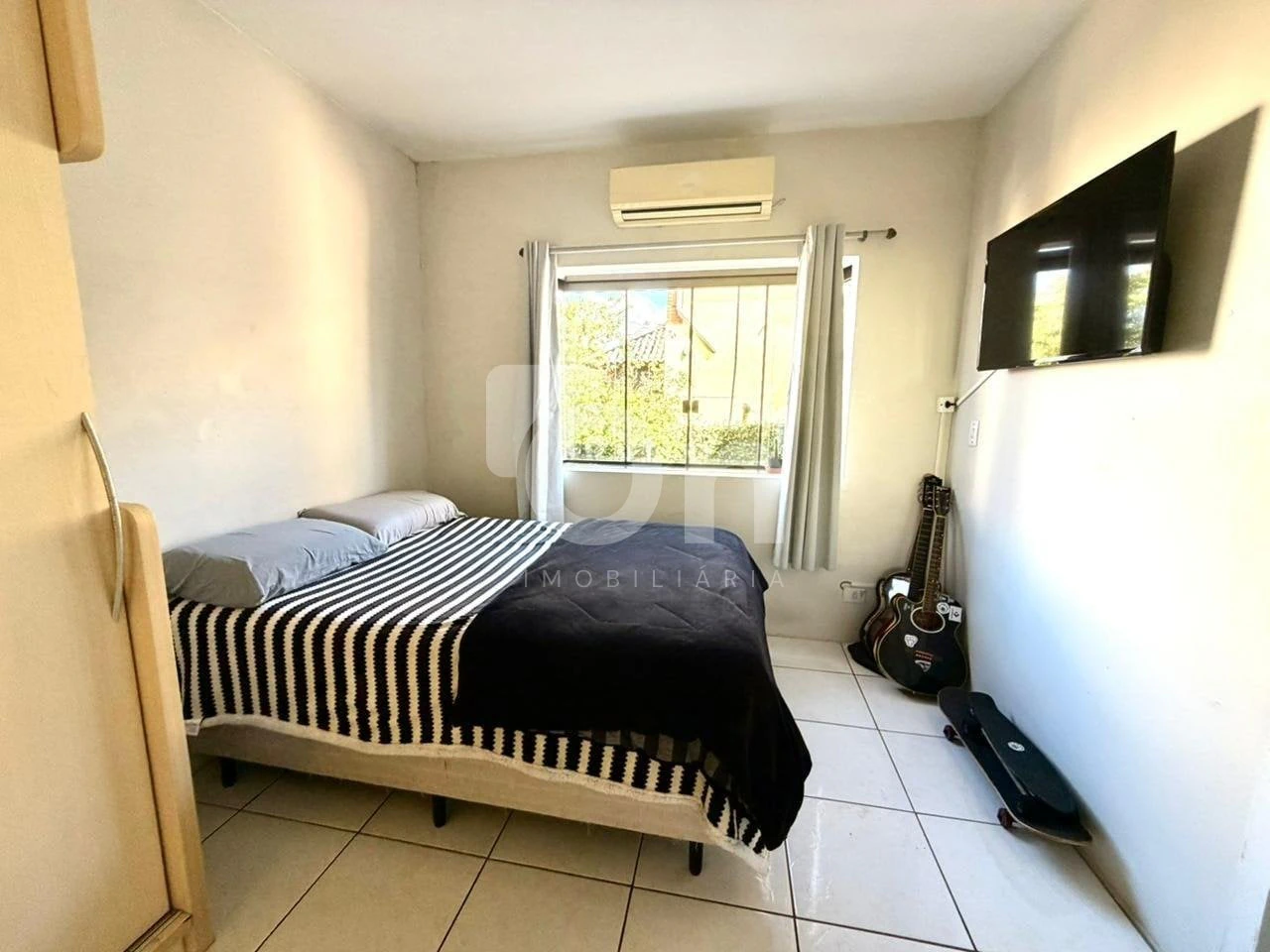 Furnished house, 224 m², with floor-to-ceiling windows — photo 3